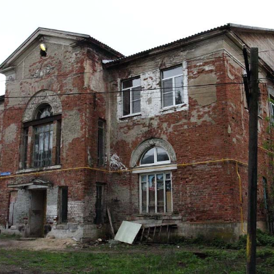 Здание бывшей больницы в Богословском Здание бывшей больницы в Богословском